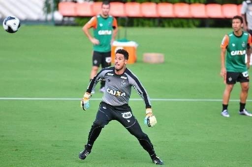 Lauro - A chegada de Lauro ao Atltico, em maro de 2016, se deu em situao semelhante  de Wilson, por uma necessidade momentnea de preencher a vaga dos ento lesionados Victor e Giovanni. Na poca, o Galo estava s vsperas de partidas decisivas pela Copa Libertadores e do Campeonato Mineiro e contava apenas com Uilson, j que os trs primeiros arqueiros do time jnior (Cleiton, Hudson e Alexander) tambm estavam machucados. Entretanto, na derrota do Atltico por 3 a 2 para o Independiente Del Valle-EQU, vlida pela 5 rodada da Libertadores, o tcnico Diego Aguirre optou por apostar no jovem Uilson, ento com 22 anos, como titular. A passagem de Lauro pelo Atltico durou apenas dois meses e meio e ele no entrou em campo. Em junho de 2016, o goleiro rescindiu o contrato que iria at o final do ano e acertou com o Cear. As semelhanas entre Lauro e Wilson so curiosas: ambos chegaram para suprir uma necessidade causada pelas leses de outros goleiros, entre eles Victor e Uilson; ambos foram contratados pelo Atltico com 35 anos; e ambos chegaram com fama de 'artilheiros' - Wilson marcou 13 gols na carreira e Lauro havia balanado as redes duas vezes  poca da contratao. Atualmente, Lauro defende o Novo Hamburgo-RS.