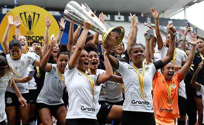 Jogadoras do Corinthians levantando a taa da Supercopa Feminina