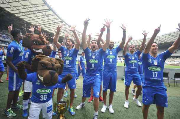 Depois de conquistarem o hexacampeonato da Superliga Masculina de Vlei, com vitria por 3 sets a 2 sobre o Sesi, neste domingo pela manh, no Mineirinho, os jogadores do Cruzeiro deram a volta olmpica  tarde, no Mineiro, diante da torcida celeste. Os campees tiraram muitas fotos, fizeram sinal de 'seis' com as mos e foram ovacionados antes da partida do time de futebol cruzeirense contra o Botafogo pela quarta rodada do Campeonato Brasileiro.