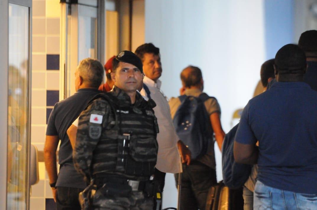 Jogadores do Cruzeiro desembarcaram nesta sexta-feira  tarde no Aeroporto de Confins, na Grande Belo Horizonte, depois da derrota por 2 a 0 para o Grmio, em Porto Alegre. O policiamento foi reforado e houve escolta do nibus at a Toca da Raposa II. No houve presena de torcidas organizadas. Motoristas de aplicativo, presentes no local, foram os nicos a presenciar a chegada. Os cruzeirenses xingaram, enquanto os atleticanos gritaram 'o o o, segunda diviso'.