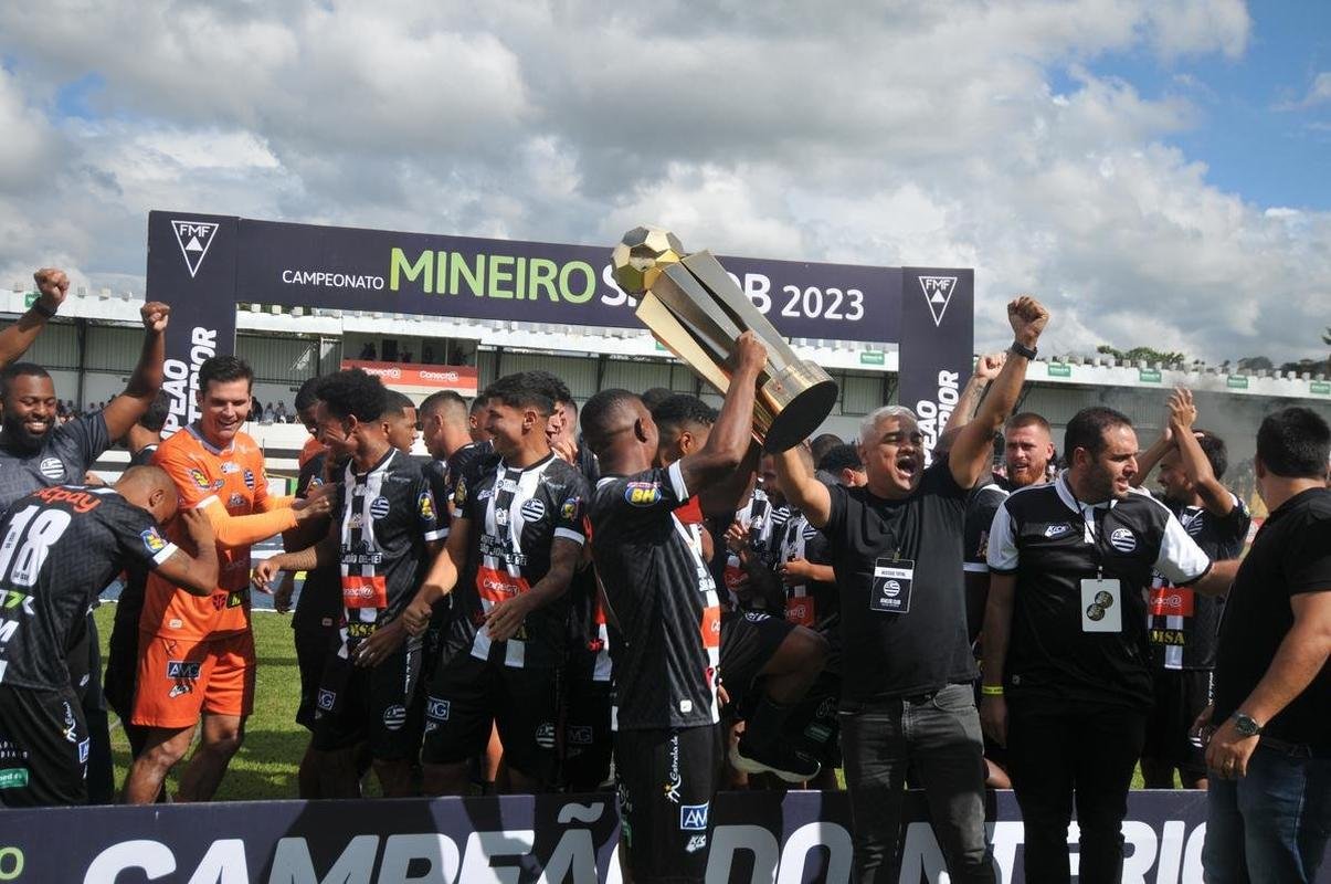 Festa do Athletic ao receber trofu de campeo mineiro do interior