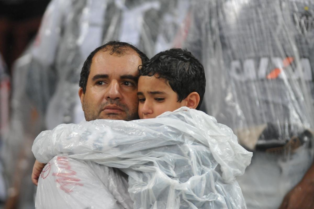 Fotos de tristeza e decepo dos torcedores atleticanos com a eliminao da Copa Sul-Americana para o Coln, no Mineiro. Galo perdeu nos pnaltis por 4 a 3
