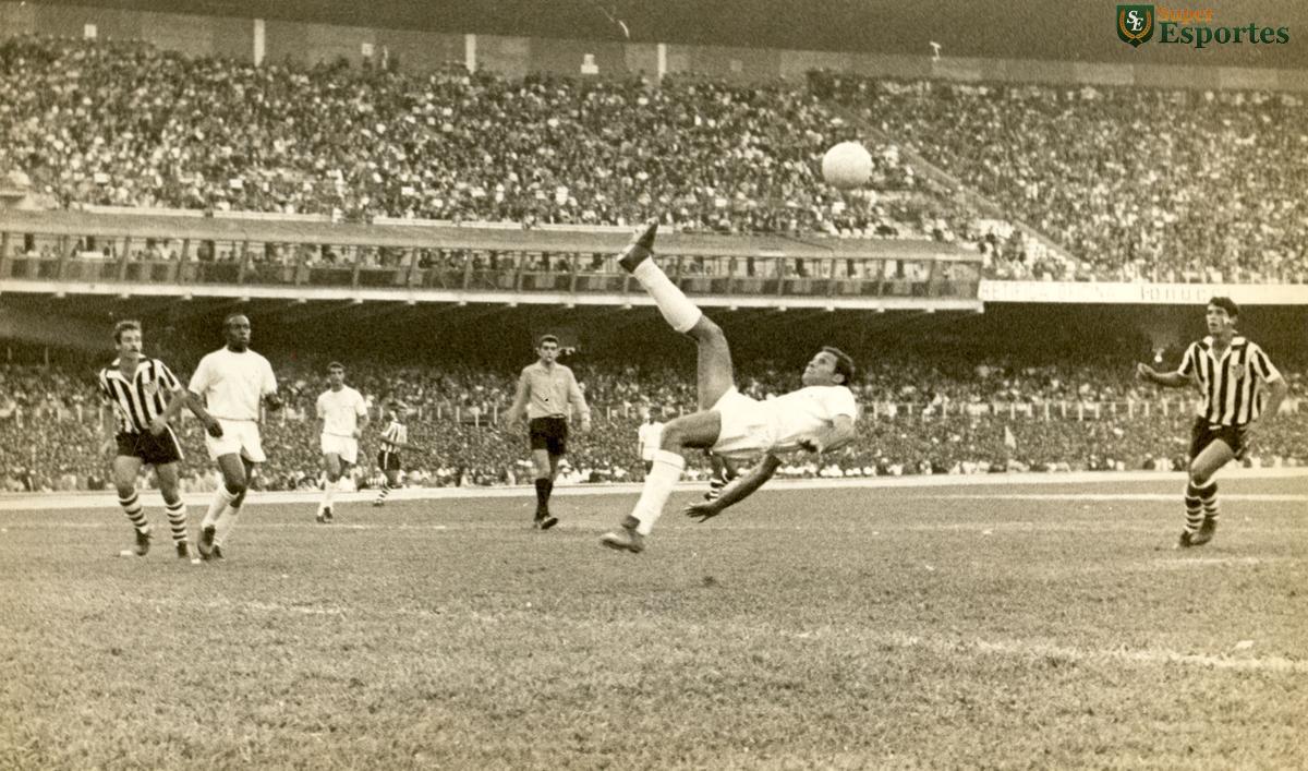 17/09/1968 - O zagueiro Procópio, do Cruzeiro, num lance do jogo contra o Atlético, no Mineirão