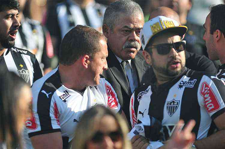 Galoucura protesta contra Felipão e pede saída de jogadores do