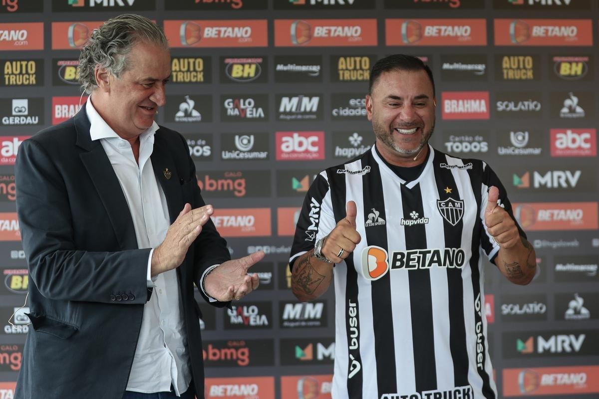 O técnico argentino 'El Turco' Mohamed foi apresentado pelo Atlético nesta terça-feira (25/01) ao lado do presidente do clube, Sérgio Coelho.