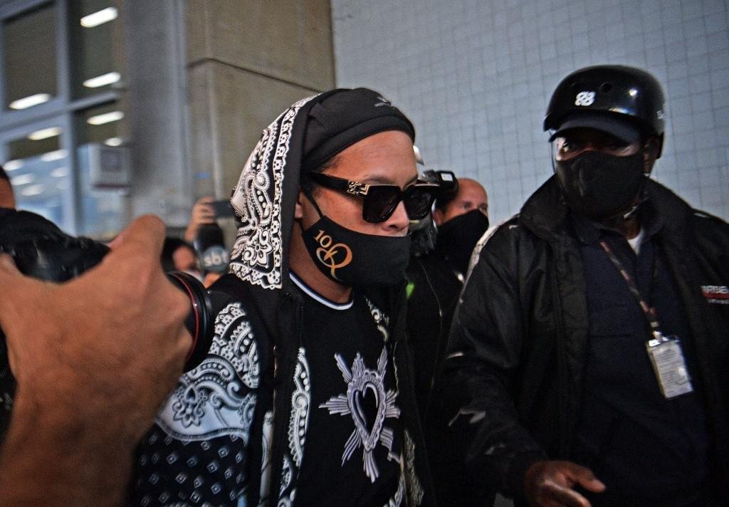 Após 171 dias no Paraguai, onde ficaram presos, Ronaldinho Gaúcho e seu irmão, Assis, chegaram ao Rio de Janeiro nesta terça-feira em um jatinho