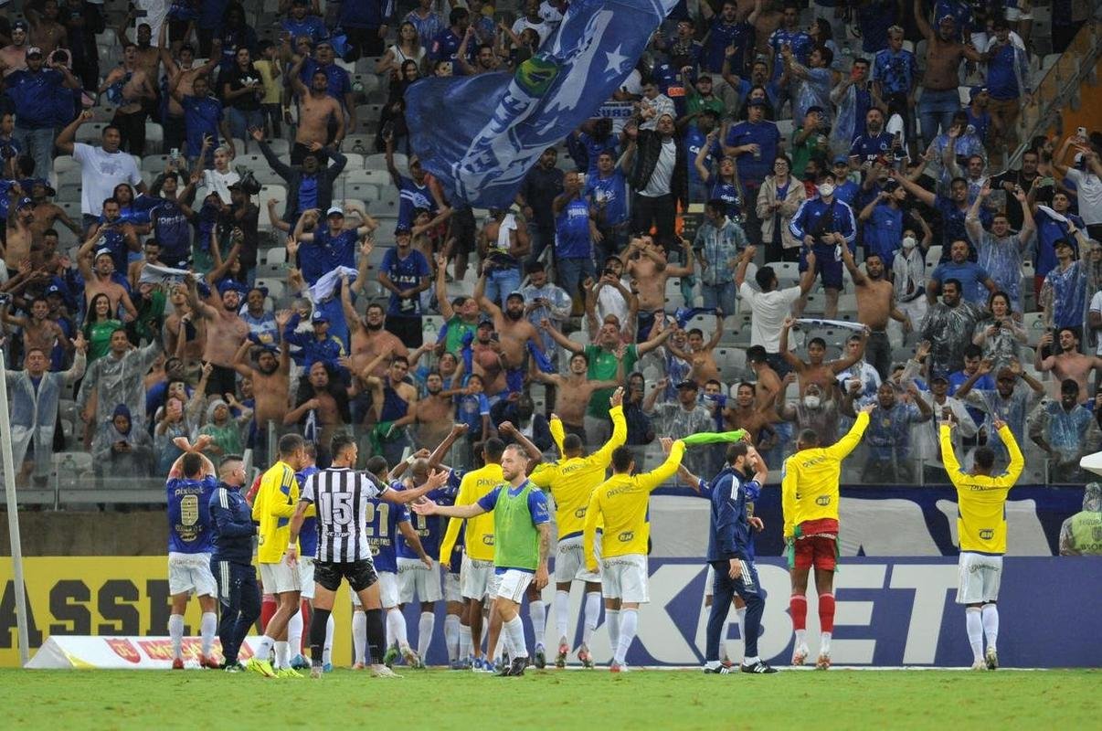 Festa da torcida do Cruzeiro no Mineiro com a vitria sobre o Democrata-GV, por 1 a 0. Edu marcou o gol celeste no ltimo minuto