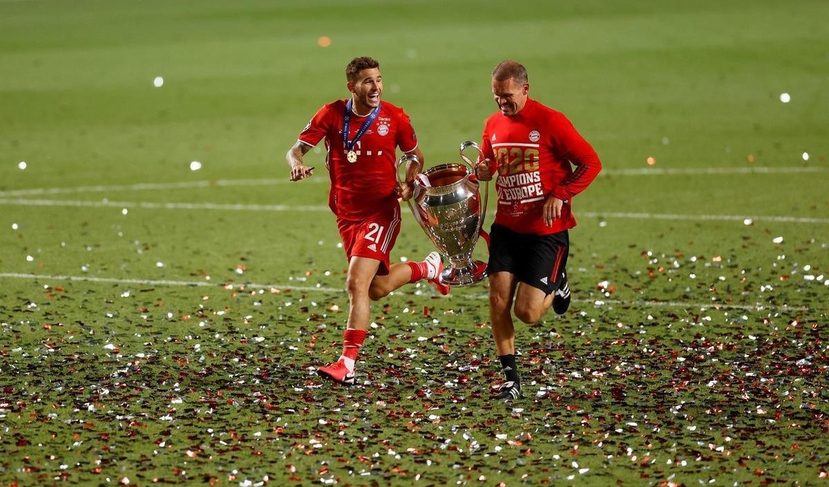 Bayern conquistou o hexa da Liga dos Campeões da Europa ao vencer o PSG por 1 a 0, neste domingo, no Estádio da Luz, em Lisboa. Coman marcou o gol do título alemão. Capitão Neuer ergue a taça junto aos seus companheiros.