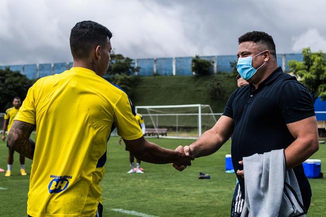 Em sua primeira visita  Toca da Raposa II, Ronaldo concedeu entrevista coletiva e teve contato com jogadores e comisso tcnica do Cruzeiro. Ele tambm se encontrou com scios da categoria Diamante.