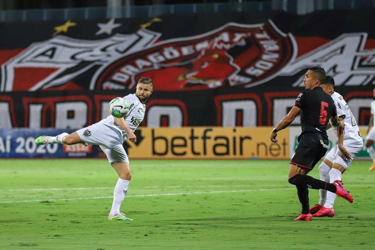 Atltico venceu Atltico-GO de virada, por 4 a 3, com gols de Keno (3) e Nathan; Com resultado, Galo assumiu liderana do Campeonato Brasileiro, com 21 pontos