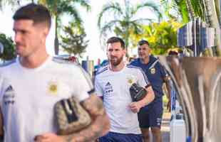 Messi na chegada  Toca da Raposa II, centro de treinamento do Cruzeiro