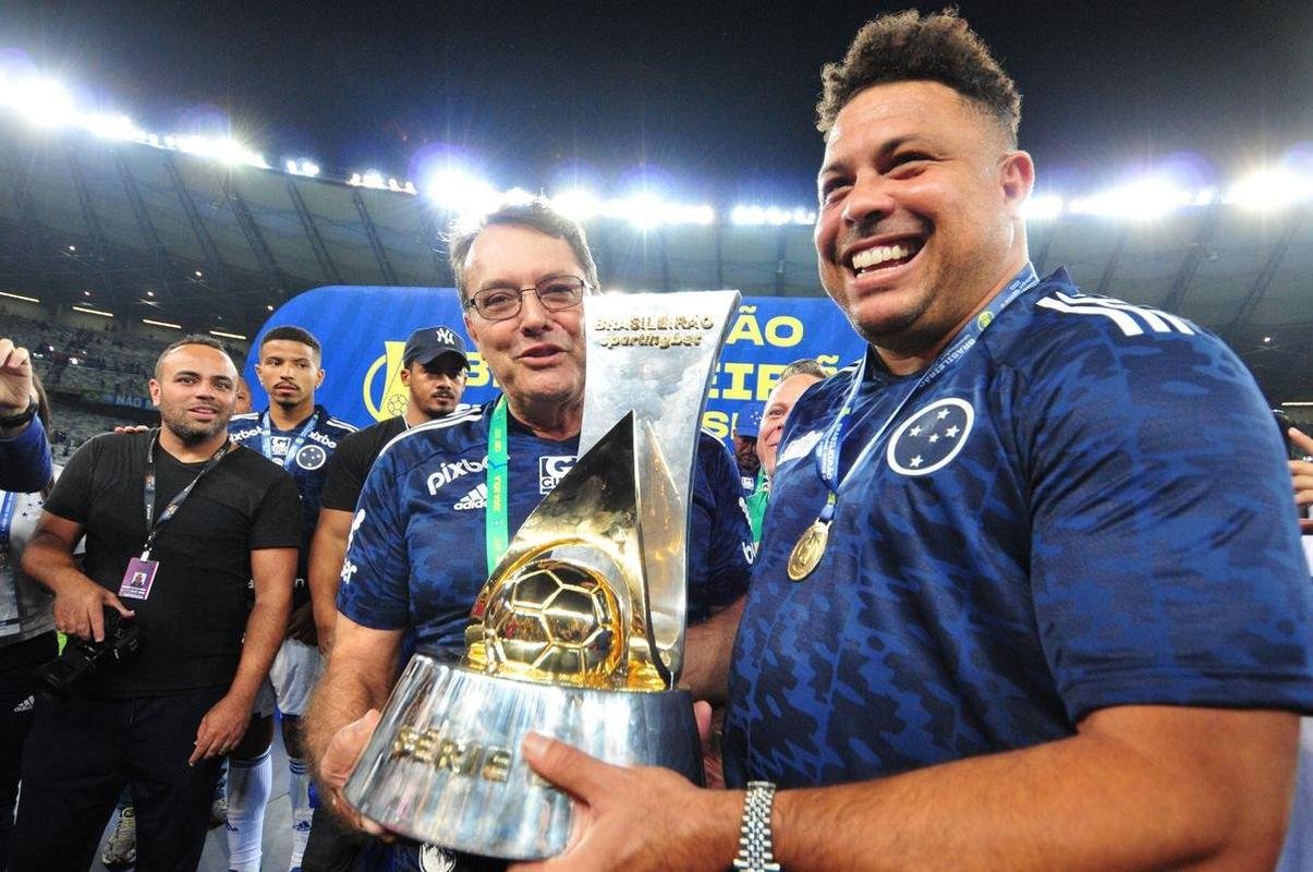 Cruzeiro levanta a taa da Srie B e faz festa no Mineiro