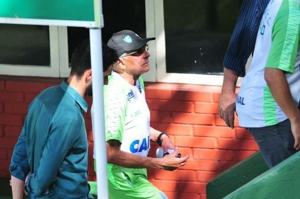 Técnico Givanildo Oliveira foi apresentado no CT Lanna Drumond pelo presidente Marcus Salum e comandou seu primeiro treino visando ao jogo de quinta-feira, contra o Internacional, em Porto Alegre