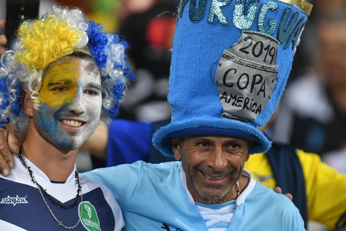 Fotos das torcidas de Uruguai e Equador no Mineiro