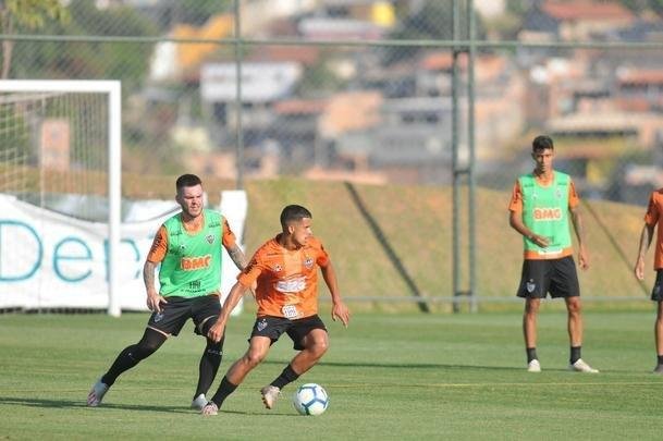 Tarde na Cidade do Galo teve entrevista de Di Santo, pronunciamento de Rui Costa e treino
