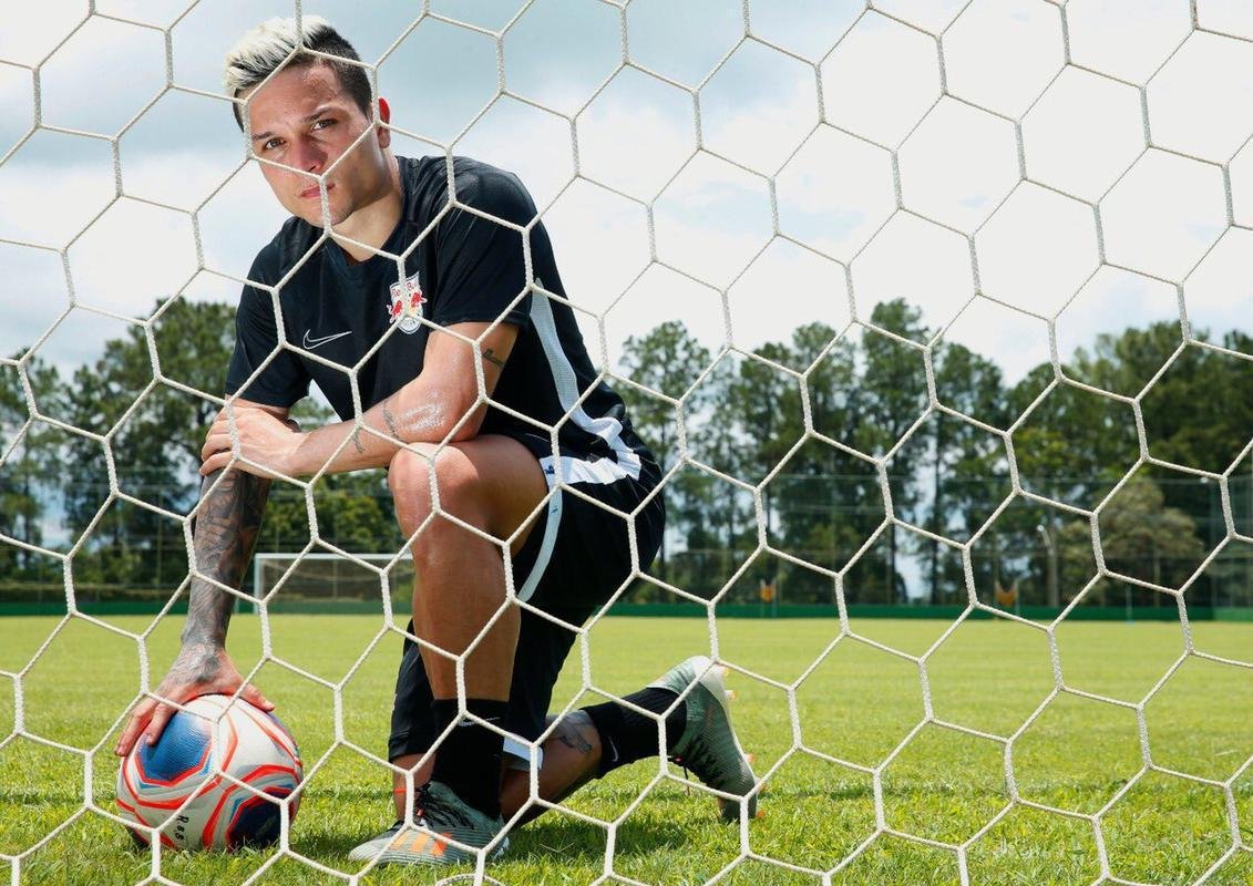 O Bragantino anunciou a contratao do atacante Artur, que estava no Palmeiras