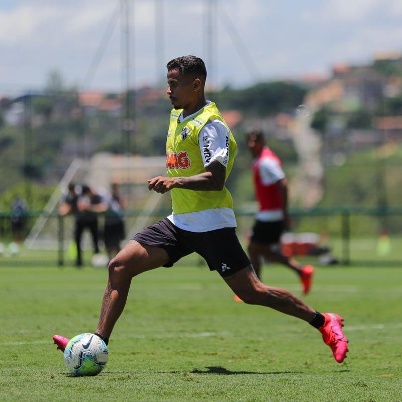 Atlético divulga fotos do novo uniforme de treino