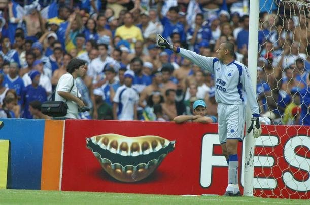 Em 30 de novembro de 2003, Cruzeiro derrotou o Paysandu por 2 a 1, no Mineiro, pela 44 rodada, e confirmou o ttulo brasileiro de forma antecipada. Zinho, no primeiro tempo, e Mota, no segundo, marcaram os gols celestes. Aldrovani descontou para o Papo. Depois do apito final, uma grande festa tomou conta do gramado e das arquibancadas. 