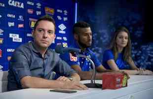 Lateral-direito Lennon foi apresentado pelo diretor de futebol do Cruzeiro, Klauss Cmara, na Toca II