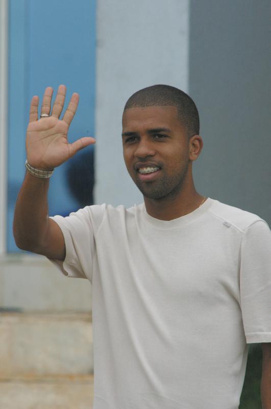 Titular em 2003, Leandro foi vendido ao Porto em novembro de 2004 por US$ 2,45 milhões. Sua experiência em Portugal foi ligeira: 10 jogos em seis meses e o retorno ao Cruzeiro por empréstimo em julho de 2005. Se em sua primeira passagem pelo clube o lateral-esquerdo disputou 142 jogos, na segunda participou de apenas 35 em razão das sucessivas lesões.