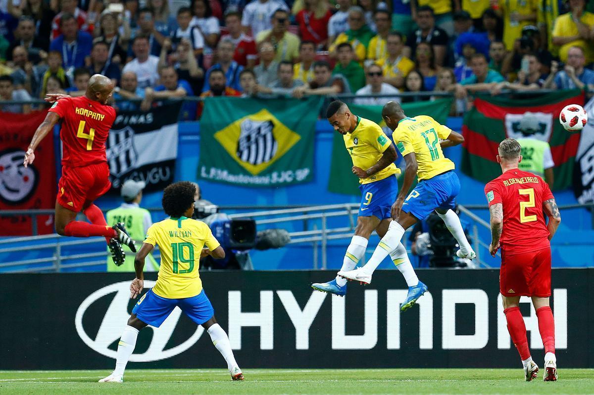 Fernandinho errou ao tentar tirar a bola em escanteio e colocou contra as prprias redes