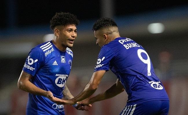 Bruno Rodrigues (� direita) fez o gol que decretou a vit�ria do Cruzeiro