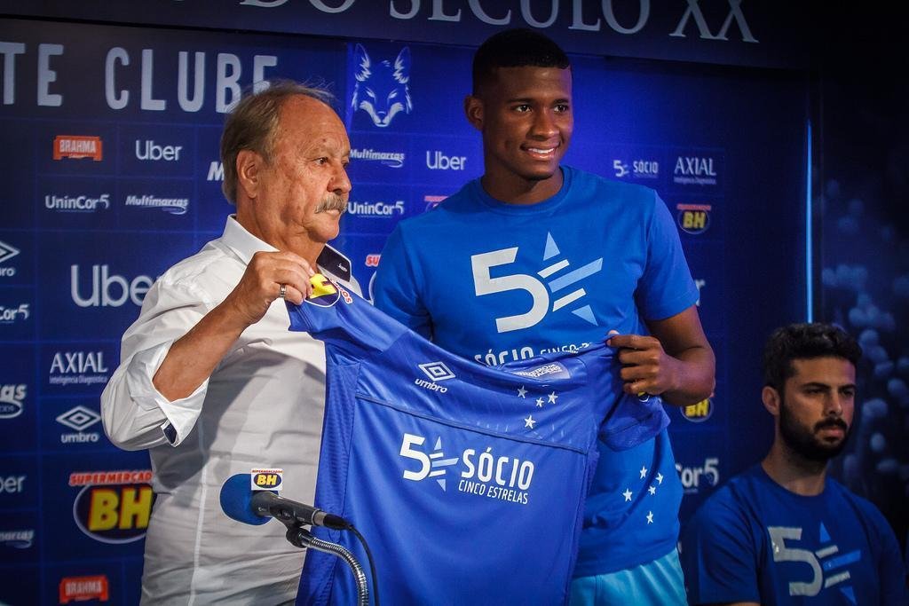 O Cruzeiro anunciou a contratao do lateral-direito Luis Orejuela