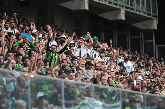 Fotos da torcida do Amrica dentro do Independncia, em Belo Horizonte, durante o jogo contra o So Paulo, nesta quinta-feira (18). Partida valida pela volta das quartas de final da Copa do Brasil. 