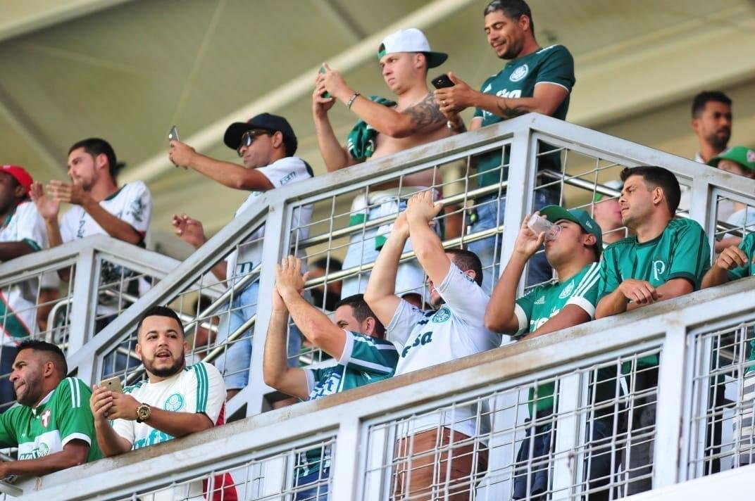 Torcida do Atltico acompanha duelo contra o Palmeiras, no Independncia