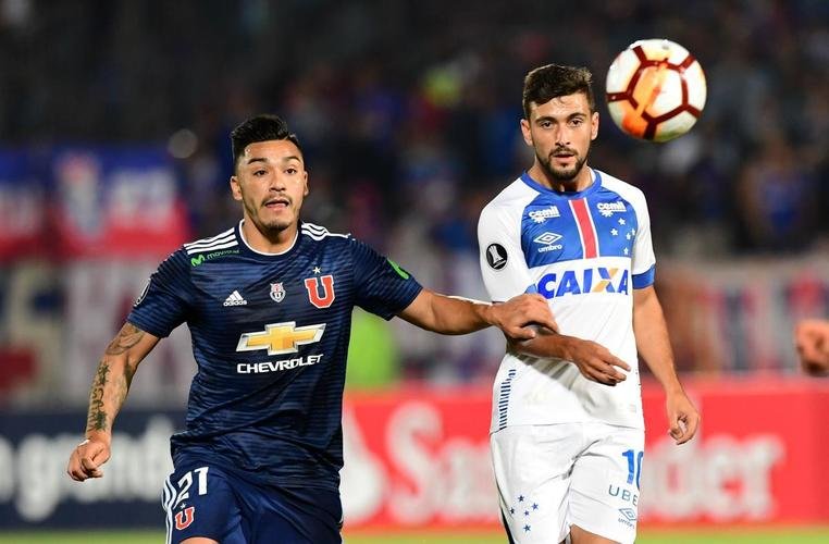 Naquele ano, a camisa branca roubou a cena, por ter detalhes em azul e vermelho na parte frontal, como homenagem  Islndia, que disputou a Copa do Mundo daquele ano.