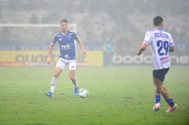 No segundo tempo, Cruzeiro no conseguiu a reao, levou bola na trave e ainda perdeu um pnalti com o meia Thiago Neves. Torcida se revoltou e atirou sinalizadores em campo