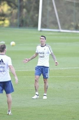 Seleo Argentina treinou nesta tera na Cidade do Galo com Lionel Messi. O craque cobrou faltas, afiou a pontaria e, em seguida, deixou a atividade mais cedo para se poupar. Na parte final, o tcnico Bauza orientou um trabalho em campo reduzido