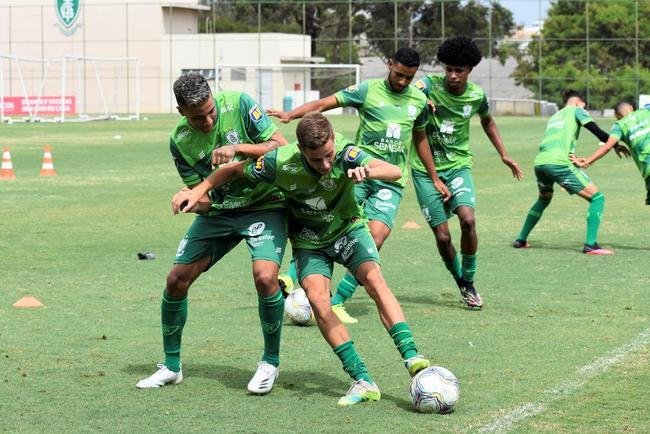 O Amrica segue com treinos preparatrios para a disputa do Campeonato Mineiro 2021. Comandados pelo auxiliar tcnico Mrcio Hahn, jogadores da base americana - e tambm os que tiveram menos oportunidades na temporada 2020 - realizam atividades voltadas ao Estadual.