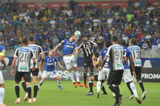 Fotos de Cruzeiro x Cear, no Mineiro, em jogo atrasado da 27 rodada do Brasileiro