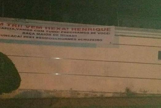 Faixas de incentivo para os jogadores e o tcnico Mano Menezes