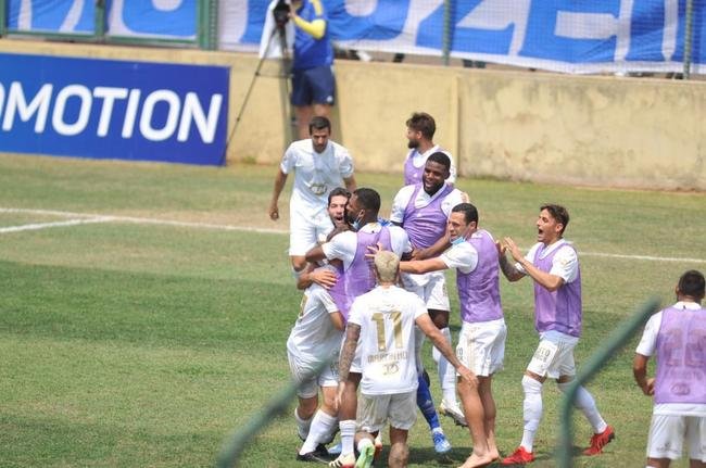 Cruzeiro e Ponte Preta se enfrentaram numa manh de forte calor em Sete Lagoas