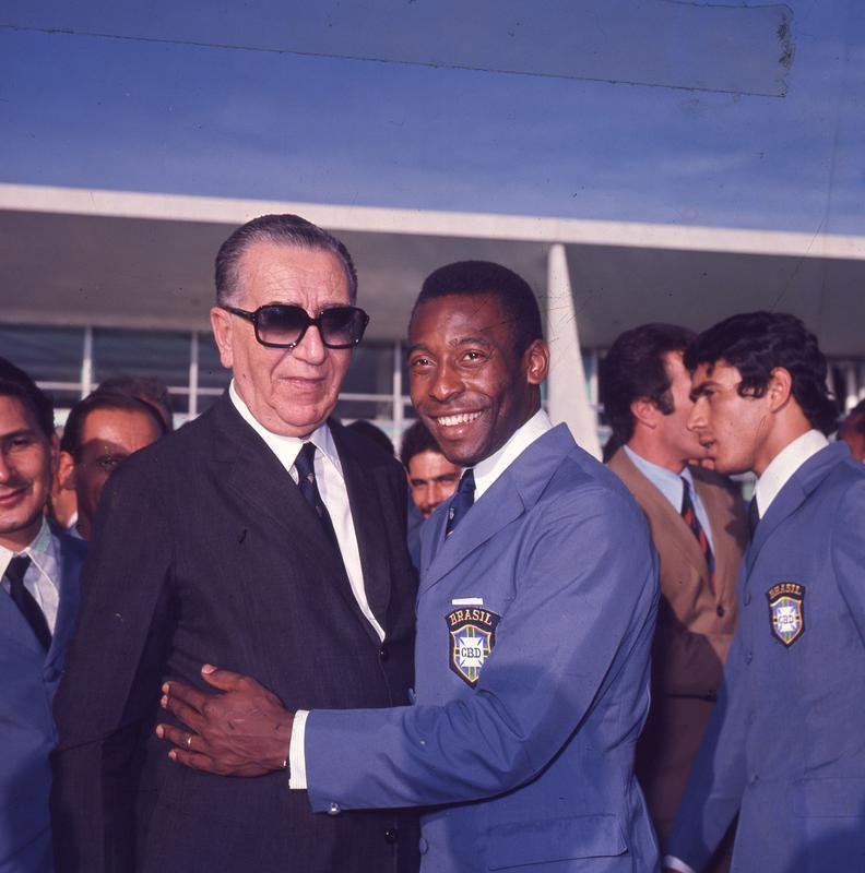 Pel com o presidente de Repblica, Emilio Garrastazu Mdici. Os jogadores da Seleo foram homenageados pela conquista da Copa do Mundo