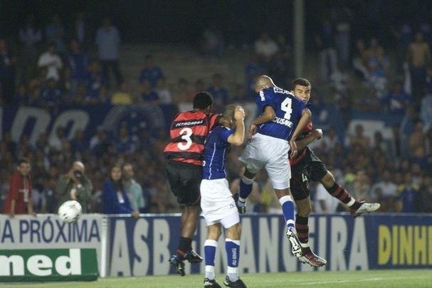 Em junho de 2003, o Cruzeiro deu o segundo passo para alcanar a indita Trplice Coroa. No dia 11 daquele ms, no Mineiro, o time dirigido por Vanderlei Luxemburgo conquistou a Copa do Brasil ao derrotar o Flamengo por 3 a 1. Os gols foram de Deivid, Aristizbal e Luiso. Alex no marcou, mas voltou a dar show em campo, assim como j havia feito no empate por 1 a 1 no duelo de ida, no Maracan, quando fez gol de letra. Aquele foi o quarto ttulo celeste no torneio de mata-matas e deu ainda mais confiana ao elenco para tambm faturar o Brasileiro no segundo semestre de 2003.