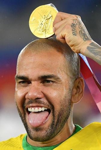 Jogadores da Seleo Brasileira recebem a medalha de ouro pela conquista olmpica no futebol