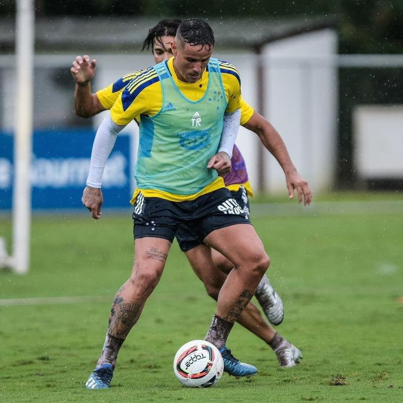 Imagens do treino do Cruzeiro neste sbado (8), sob forte chuva, na Toca da Raposa II, em Belo Horizonte