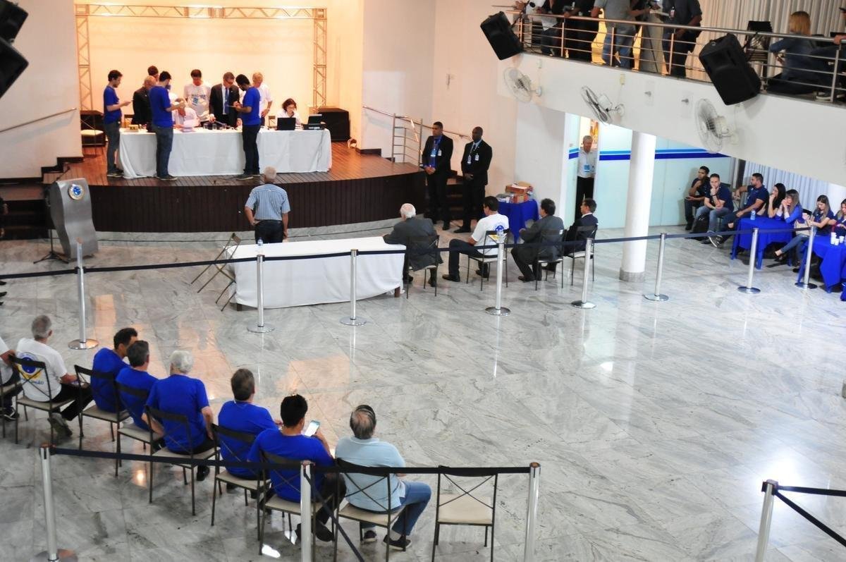 Wagner Pires de S venceu eleio com 235 votos e  o novo presidente do Cruzeiro. Ele comendar o clube no trinio 2018, 2019 e 2020. Srgio Santos Rodrigues, apoiado por Zez Perrella, ficou com 200 votos no pleito.