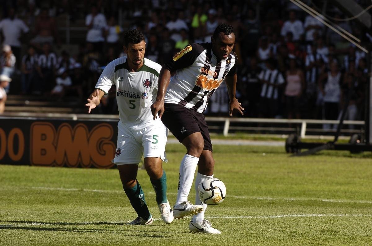 Obina - O folclrico atacante foi contratado pelo Atltico em 2010. A estreia no foi agradvel. Empate com o Ipatinga, por 1 a 1. O jogador, que formou trio com Diego Tardelli e Muriqui, no foi to acionado.