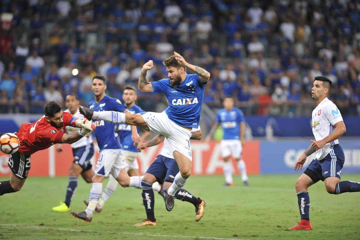 Rafael Sobis marcou o stimo gol do Cruzeiro sobre La U no Mineiro: 7 a 0