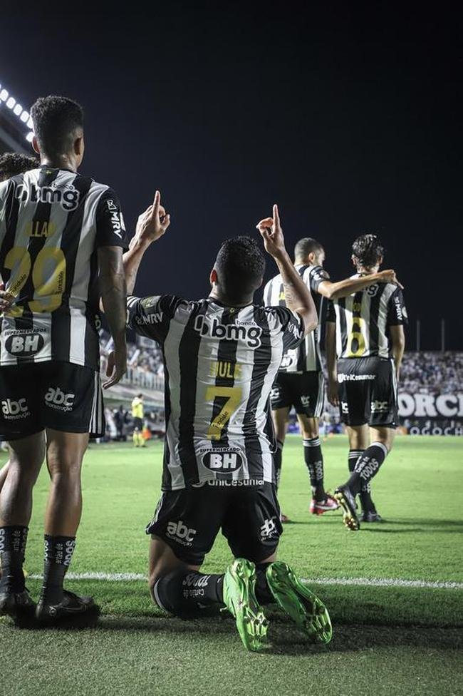 Fotos do jogo entre Santos e Atltico na Vila Belmiro, em Santos, pela 30 rodada do Campeonato Brasileiro