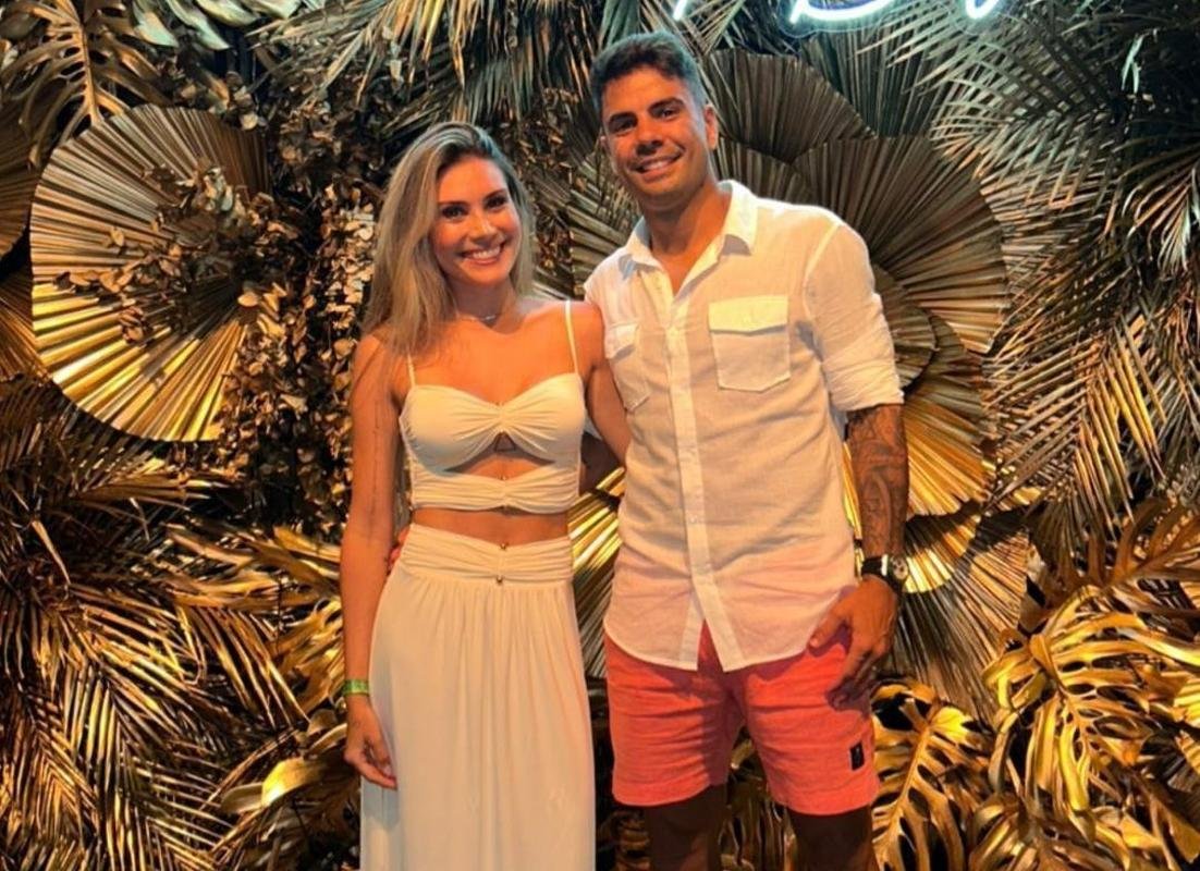 Atacante Henrique Almeida e a esposa