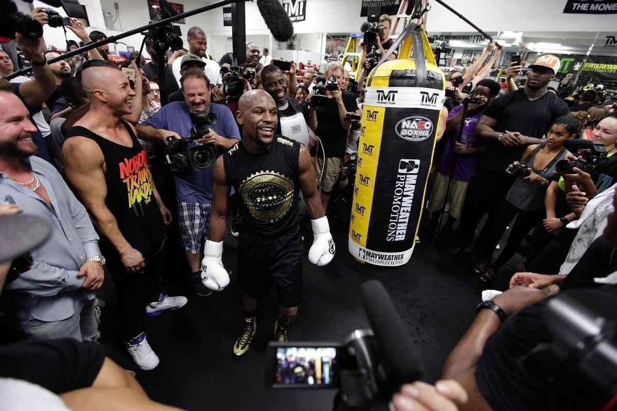 Em preparao para superluta contra Conor McGregor, em 26 de agosto, Floyd Mayweather recebe imprensa em treino aberto em Las Vegas 