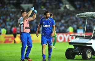 Fotos do primeiro tempo de Racing e Cruzeiro, no El Cilindro, pela Copa Libertadores. Atacante Fred se machucou na panturrilha direita logo no comeo da partida e foi substitudo por Rafael Sobis