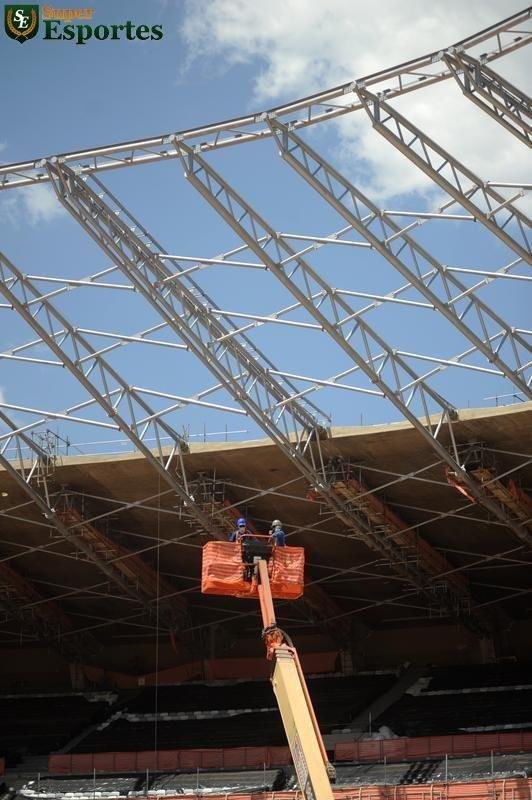 10/09/2012 - Instalao dos tubos que sustentaro as membranas da nova cobertura do Mineiro.
