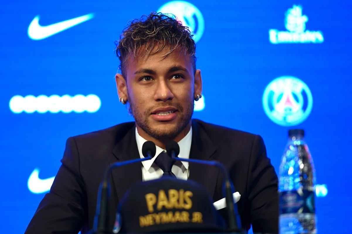 Imagens da apresentao de Neymar como grande reforo do Paris Saint-Germain 