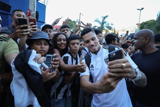 No fim da tarde desta sexta-feira (4/3), delega��o do Atl�tico desembarcou em Governador Valadares, onde enfrentar� o Democrata pelo Campeonato Mineiro.